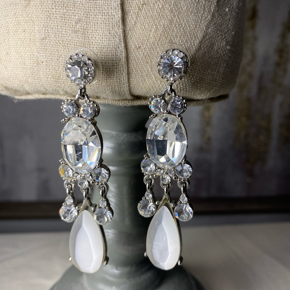 1 pair- Elegant Silver and White Drop Earrings  ⭐️
